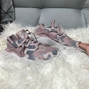 Pink Nike Air Hurache’s size 8